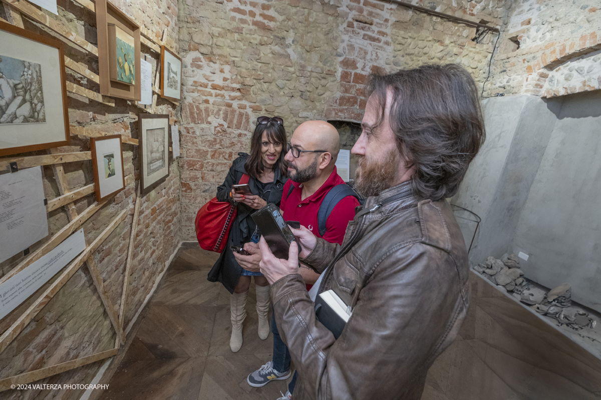 _DSF8983.jpg - 11/04/2024.. Torino. La figura di Augusto Daolio, cantante, artista visivo, poeta e divulgatore Ã¨ testimoniata nella mostra grazie ad una ampia serie di materiali (molti dei quali assolutamente inediti) tra cui disegni, dipinti, schizzi, taccuini di viaggio, fotografie, manoscritti e video, la maggior parte dei quali messi a disposizione dagli archivi personali di Rosanna Fantuzzi, compagna di Augusto Daolio. Nella foto in visita alla mostra