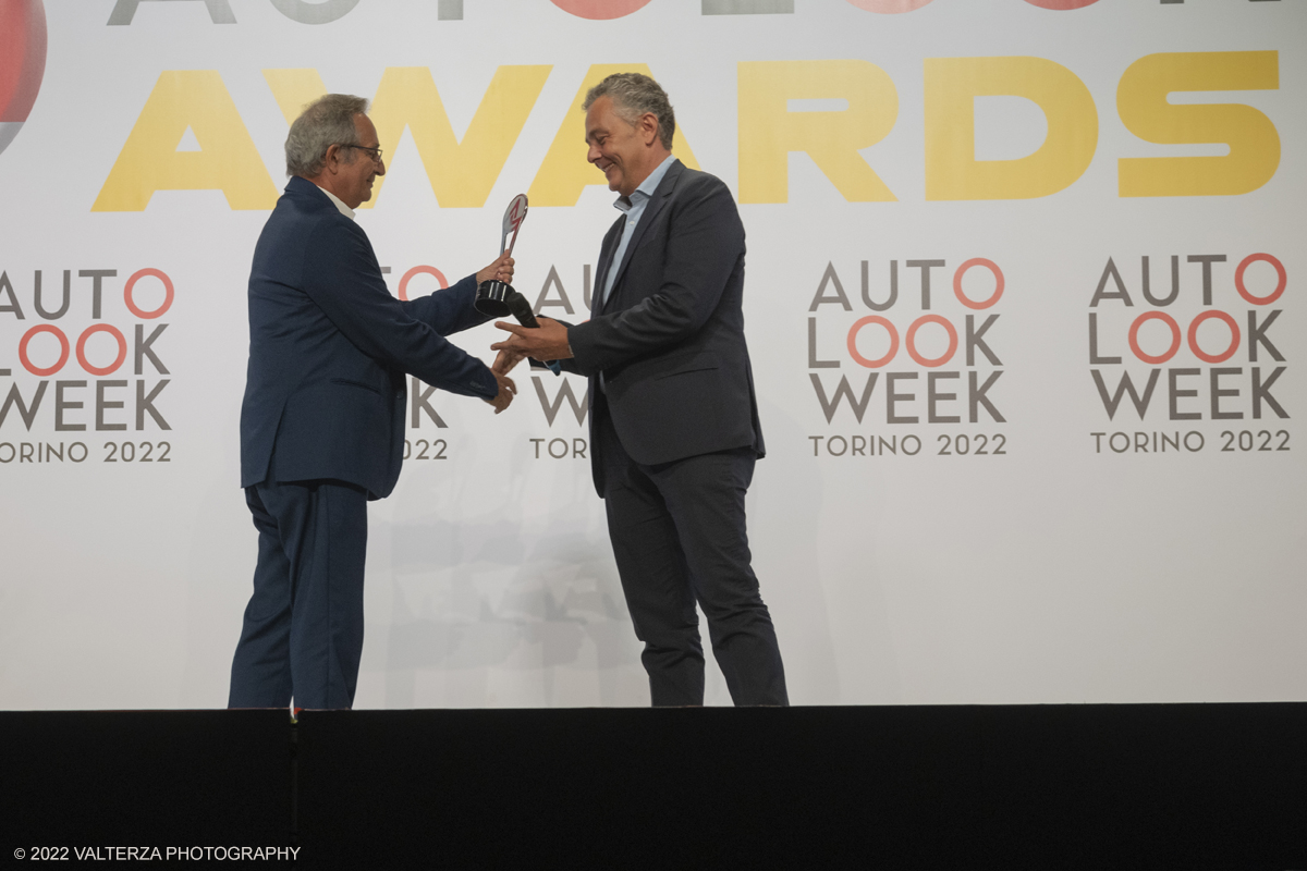 DSCF4438-2.jpg - 07/09/2022. Il gotha del motorsport a Torino per gli Autolook Awards Nella foto Technology Autolook Award Pirelli Ritira Mario Isola Racing manager Pirelli Consegna il premio Franco Nugnes