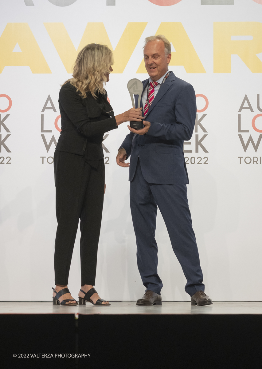 DSCF4500.jpg - 07/09/2022. Il gotha del motorsport a Torino per gli Autolook Awards nella foto Total Look Autolook Award Toyota  ritira Alain Dujardin Head of TGR & Motorsports special Projects consegna il premio Monica Mailander Macaluso