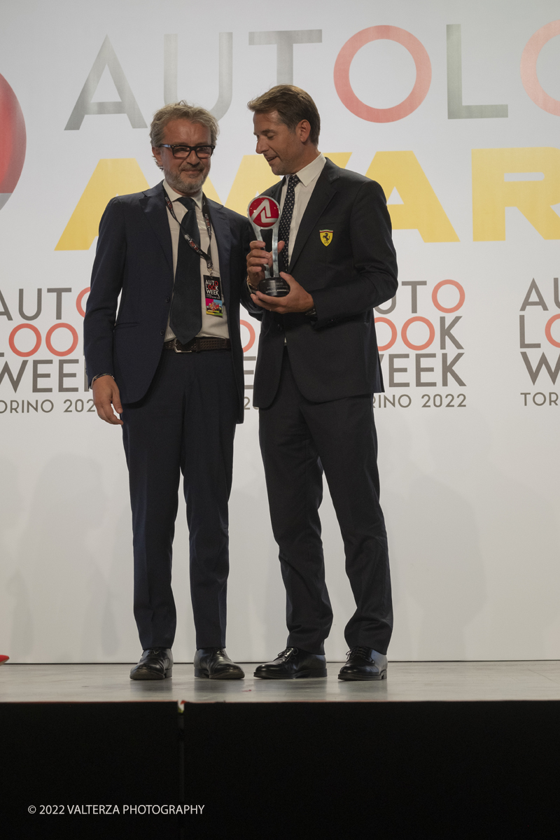 DSCF4531.jpg - 07/09/2022. Il gotha del motorsport a Torino per gli Autolook Awards nella foto Brand Identity Autolook Award Ferrari ritira Jonathan Giacobazzi Scuderia Ferrari Key Executive relationship manager consegna il premio Angelo Sticchi Damiani