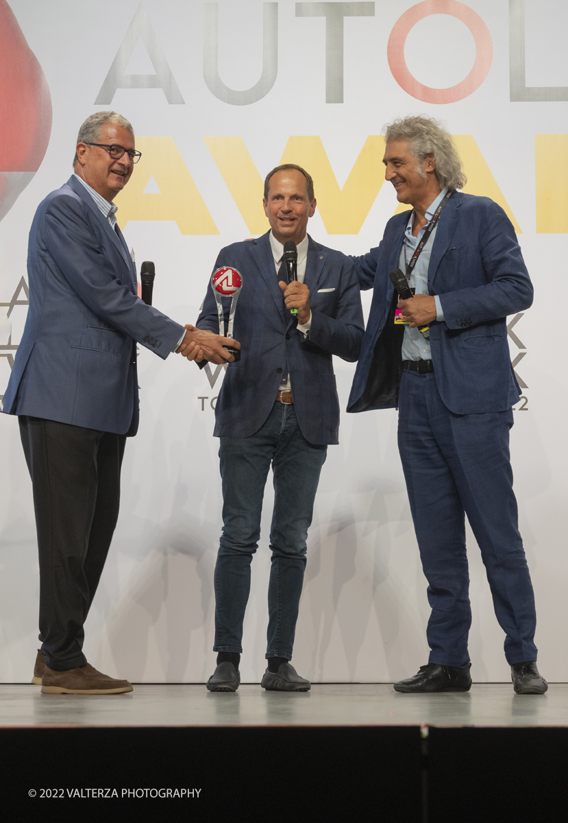 DSCF4590.jpg - 07/09/2022. Il gotha del motorsport a Torino per gli Autolook Awards nella foto Communication Award Autolook Alfa Romeo ritira Francesco Calcara e Cristiano Fiorio consegna il premio Benedetto Camerana