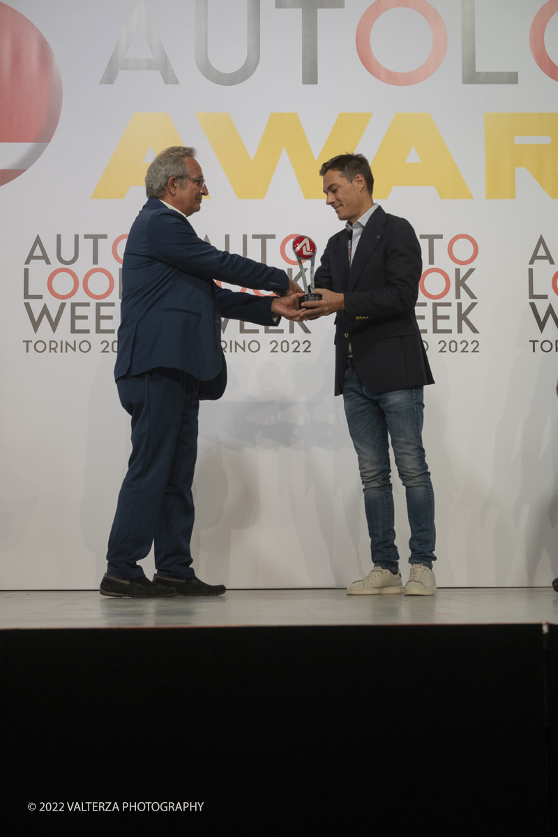 DSCF4632.jpg - 07/09/2022. Il gotha del motorsport a Torino per gli Autolook Awards nella foto Best Innovation Communication projects on Moto GP Award Money VR46 Ritira Celestino Vietti consegna il premio Franco Nugnes