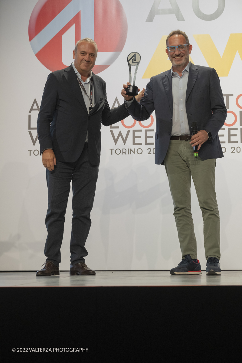 DSCF4648.jpg - 07/09/2022. Il gotha del motorsport a Torino per gli Autolook Awards nella foto Motorsport Autollok Award Autolook Apine Ritira Carlo Leoni Resp. comunicazione gruppo Renault Italia consegna il premio Alberto Sabbatini