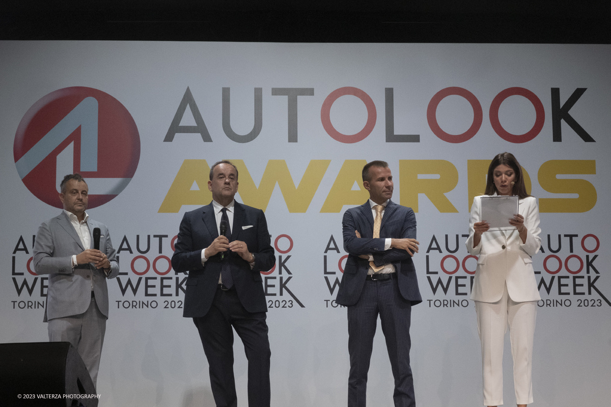 _DSF3624.jpg - 04/09/20223. Torino. Si sono tenuti presso le OGR gli Autolook Awards, le premiazioni dedicate al mondo del motorsport. Nella foto Federica Masolin chiama sul palco per gli interventi di apertura dell'evento Andrea Levy , Presidente Autolook; Paolo D'Alessio , curatore culturale Autolook  e  Davide Canavesio del CDA Fondazione CRT