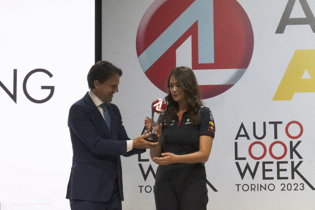 _DSF3654.jpg - 04/09/20223. Torino. Si sono tenuti presso le OGR gli Autolook Awards, le premiazioni dedicate al mondo del motorsport. Nella foto Andrea Tronzano, Assessore regione Piemonte consegna il premio per la Rd Bull a Jules Jackson , Partnership coodinator Red Bull