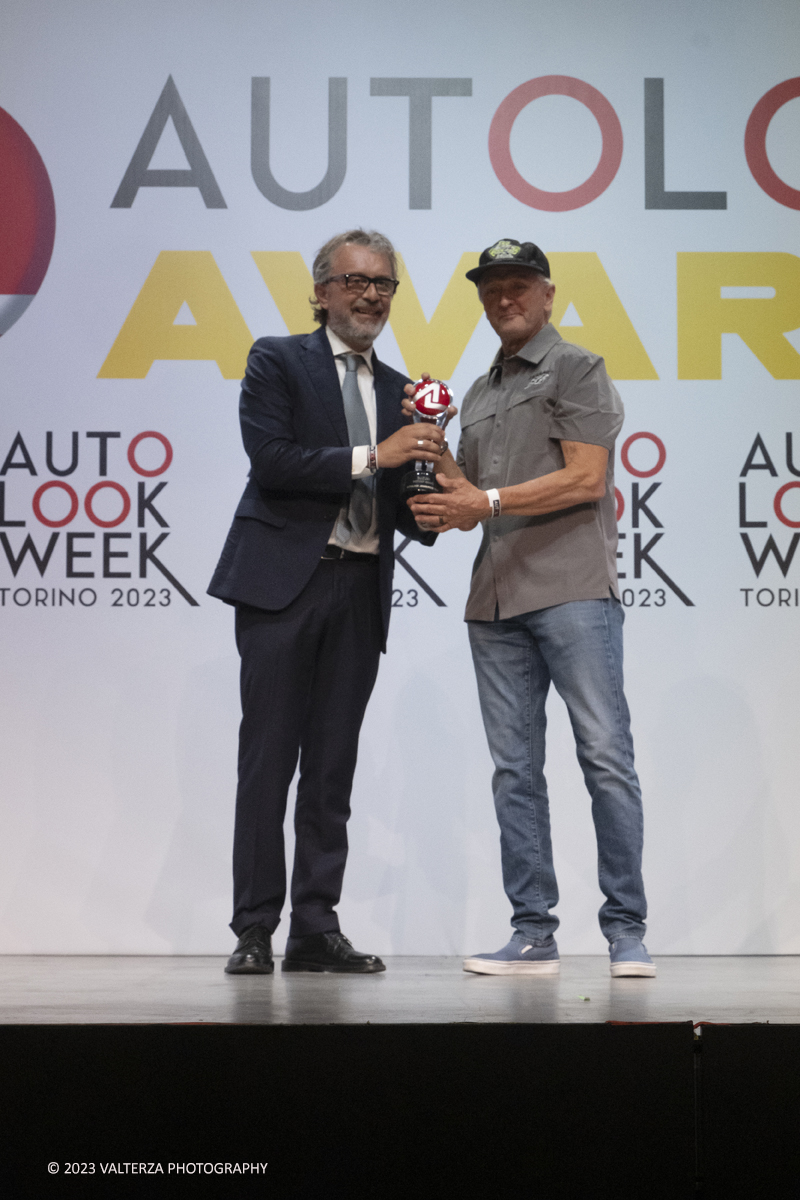 _DSF3728.jpg - 04/09/20223. Torino. Si sono tenuti presso le OGR gli Autolook Awards, le premiazioni dedicate al mondo del motorsport. Nella foto Mimmo Carretta, Assessore della cittÃ  di Torino consegna il premio a Kevin Schwantz