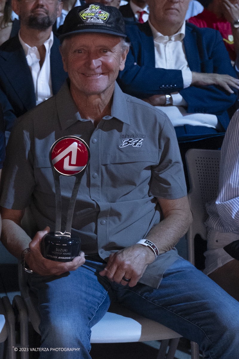 _DSF3762.jpg - 04/09/20223. Torino. Si sono tenuti presso le OGR gli Autolook Awards, le premiazioni dedicate al mondo del motorsport. Nella foto Kevin Schwantz con il Moto GP Autolook Award