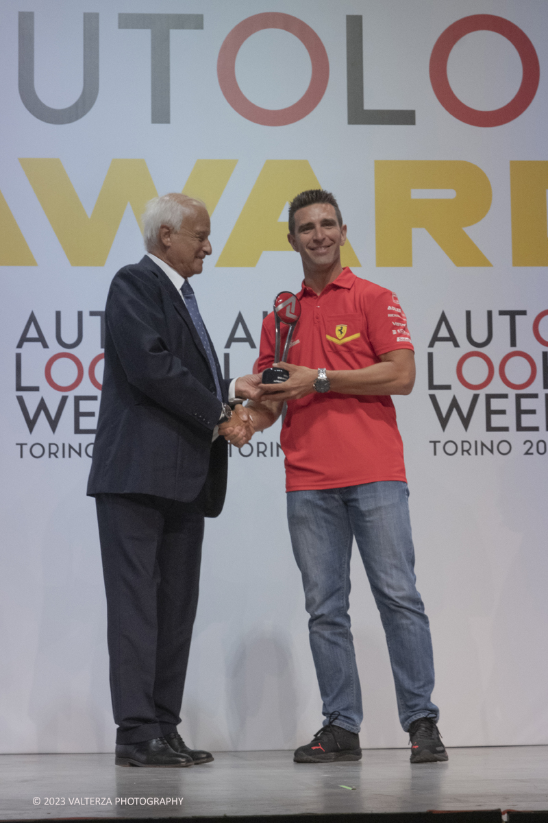 _DSF3808.jpg - 04/09/20223. Torino. Si sono tenuti presso le OGR gli Autolook Awards, le premiazioni dedicate al mondo del motorsport. Nella foto Piergiorgio Re, presidente ACI Torino consegna il premio ad Alessandro Pier Guidi uno dei tre piloti della Ferrari vincitrice della 100a edizione della 24 Ore di Le Mans