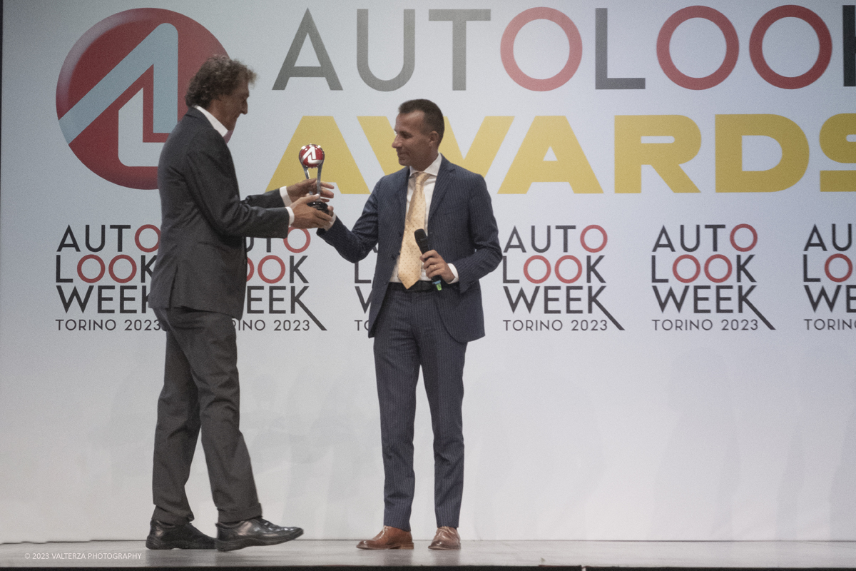 _DSF3997.jpg - 04/09/20223. Torino. Si sono tenuti presso le OGR gli Autolook Awards, le premiazioni dedicate al mondo del motorsport. Nella foto Andrea Levy consegna il premio Benedetto Camerana, Presidente del MAUTO