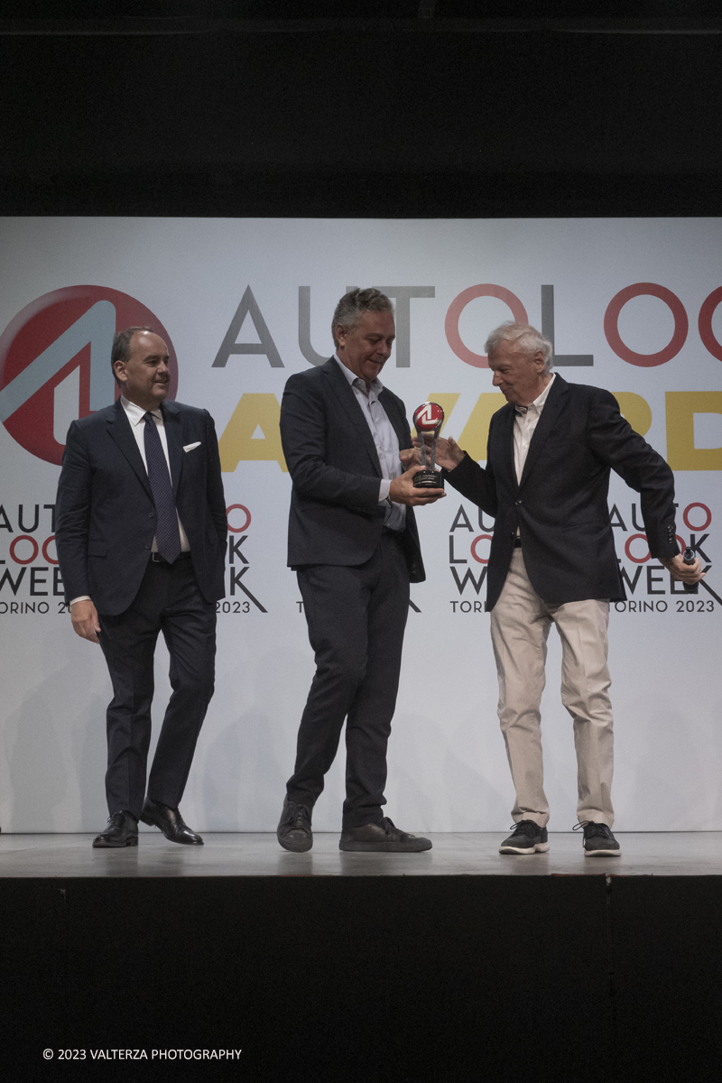 _DSF4097.jpg - 04/09/20223. Torino. Si sono tenuti presso le OGR gli Autolook Awards, le premiazioni dedicate al mondo del motorsport. Nella foto Mario Isola Pirelli Head of Motosport consegna il premio al Fotografo Ercole Colombo