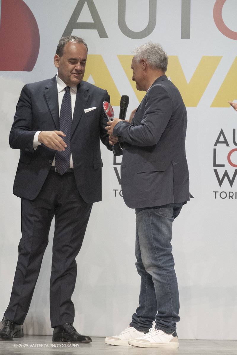 _DSF4170.jpg - 04/09/20223. Torino. Si sono tenuti presso le OGR gli Autolook Awards, le premiazioni dedicate al mondo del motorsport. Nella foto Paolo D'Alessio consegna il premio a Roberto Piccinini Ag. Actualfoto