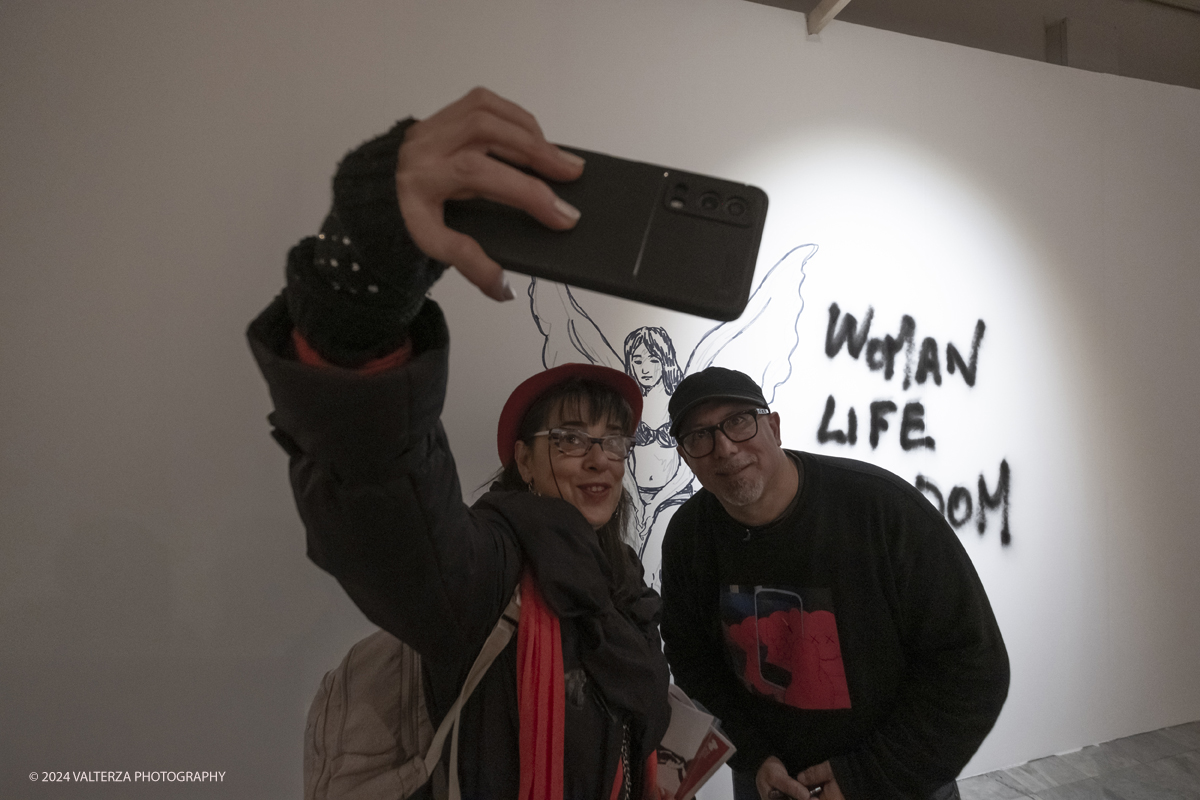 _DSF0093.jpg - Turin. 15/11/2024. The Promotrice delle Belle Arti in Turin hosts the exhibition â€œBanksy & Friends: stories of rebel artistsâ€� which highlights the most daring and provocative works of the contemporary art scene. Selfie with the artist Giuseppe Veneziano