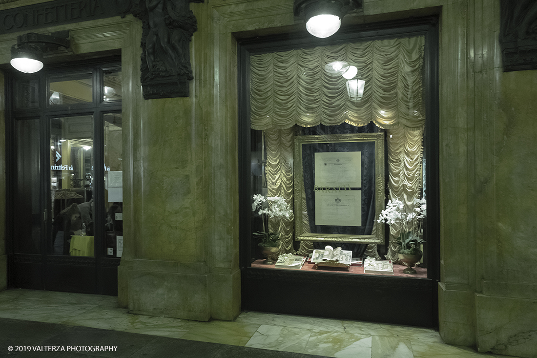 _DSF2666.jpg - 29/10/2019. Torino. Da oggi in libreria â€œUna grande storia del gusto a Torinoâ€� edito da Rizzoli. Un omaggio a Torino, alla grande tradizione di eccellenza cioccolatiera e dolciaria dell'azienda e del fermento culturale di cui Ã¨ sempre stato testimone il CaffÃ¨ Baratti & Milano di Piazza Castello e della Galleria Subalpina! Nella foto vetrina del bar e negozio di Baratti & Milano a Torino