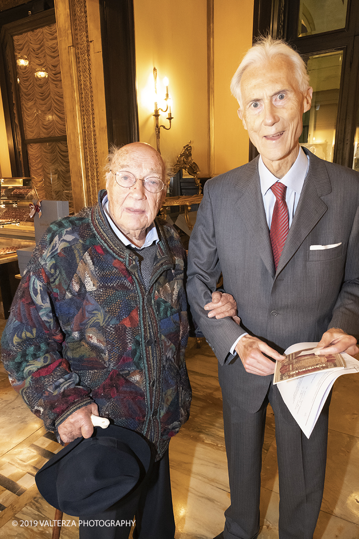 _DSF2702.jpg - 29/10/2019. Torino. Da oggi in libreria â€œUna grande storia del gusto a Torinoâ€� edito da Rizzoli. Un omaggio a Torino, alla grande tradizione di eccellenza cioccolatiera e dolciaria dell'azienda e del fermento culturale di cui Ã¨ sempre stato testimone il CaffÃ¨ Baratti & Milano di Piazza Castello e della Galleria Subalpina! Nella foto il cavaliere dell'arte Ezio Gribaudo con un altro partecipante all'evento.