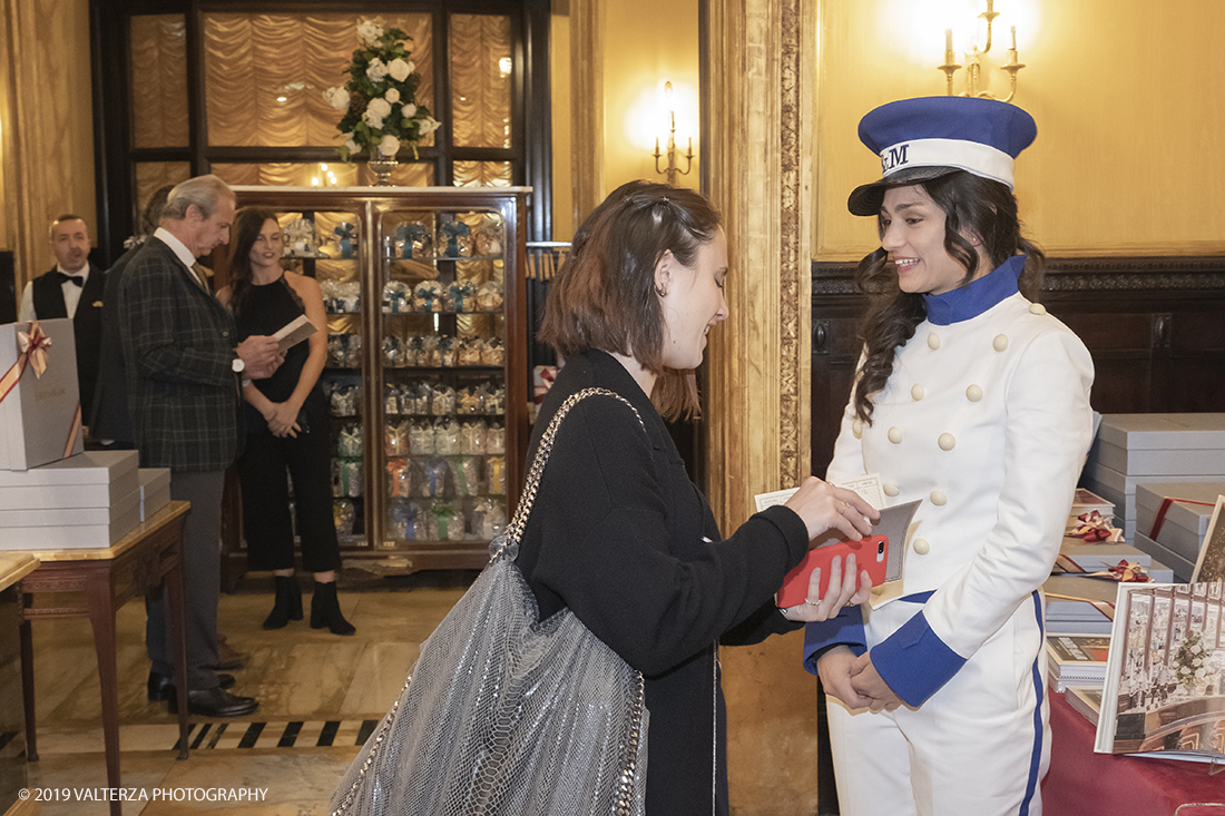 _DSF2724.jpg - 29/10/2019. Torino. Da oggi in libreria â€œUna grande storia del gusto a Torinoâ€� edito da Rizzoli. Un omaggio a Torino, alla grande tradizione di eccellenza cioccolatiera e dolciaria dell'azienda e del fermento culturale di cui Ã¨ sempre stato testimone il CaffÃ¨ Baratti & Milano di Piazza Castello e della Galleria Subalpina! Nella foto una dlle hostess fornisce informazioni sul libro ad una delleospiti.