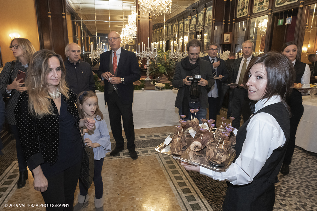 _DSF2752.jpg - 29/10/2019. Torino. Da oggi in libreria â€œUna grande storia del gusto a Torinoâ€� edito da Rizzoli. Un omaggio a Torino, alla grande tradizione di eccellenza cioccolatiera e dolciaria dell'azienda e del fermento culturale di cui Ã¨ sempre stato testimone il CaffÃ¨ Baratti & Milano di Piazza Castello e della Galleria Subalpina! Nella foto un momento della festa.