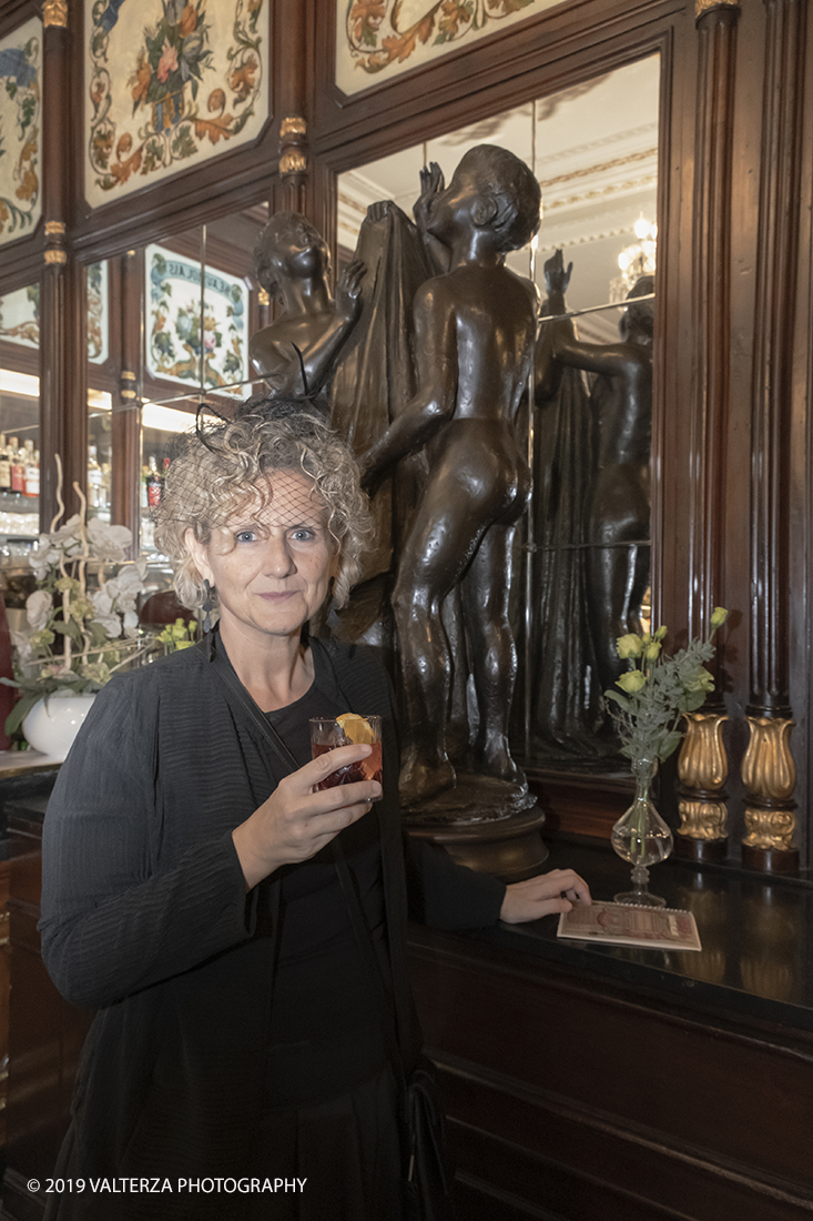 _DSF2766.jpg - 29/10/2019. Torino. Da oggi in libreria â€œUna grande storia del gusto a Torinoâ€� edito da Rizzoli. Un omaggio a Torino, alla grande tradizione di eccellenza cioccolatiera e dolciaria dell'azienda e del fermento culturale di cui Ã¨ sempre stato testimone il CaffÃ¨ Baratti & Milano di Piazza Castello e della Galleria Subalpina! Nella foto un partecipante all'evento con acconciatura d'epoca, 1911