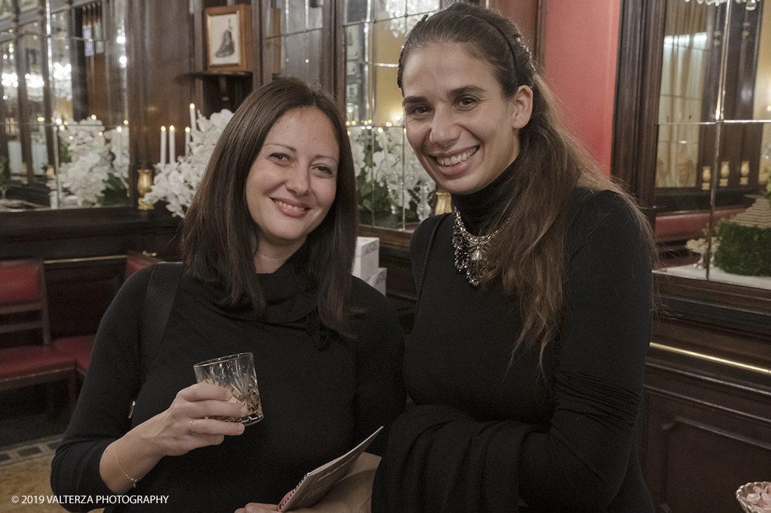 _DSF2829.jpg - 29/10/2019. Torino. Da oggi in libreria â€œUna grande storia del gusto a Torinoâ€� edito da Rizzoli. Un omaggio a Torino, alla grande tradizione di eccellenza cioccolatiera e dolciaria dell'azienda e del fermento culturale di cui Ã¨ sempre stato testimone il CaffÃ¨ Baratti & Milano di Piazza Castello e della Galleria Subalpina! Nella foto la giornalista Sarah Scaparone a sx con un'amica.