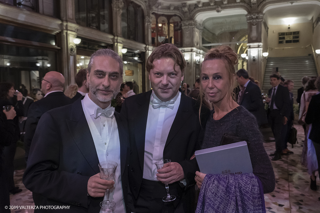 _DSF2872.jpg - 29/10/2019. Torino. Da oggi in libreria â€œUna grande storia del gusto a Torinoâ€� edito da Rizzoli. Un omaggio a Torino, alla grande tradizione di eccellenza cioccolatiera e dolciaria dell'azienda e del fermento culturale di cui Ã¨ sempre stato testimone il CaffÃ¨ Baratti & Milano di Piazza Castello e della Galleria Subalpina! Nella foto Alessandra Morra coautrice del libro con il primo e secondo violino della filarmonica del teatro regio.