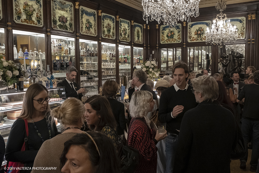 _DSF2873.jpg - 29/10/2019. Torino. Da oggi in libreria â€œUna grande storia del gusto a Torinoâ€� edito da Rizzoli. Un omaggio a Torino, alla grande tradizione di eccellenza cioccolatiera e dolciaria dell'azienda e del fermento culturale di cui Ã¨ sempre stato testimone il CaffÃ¨ Baratti & Milano di Piazza Castello e della Galleria Subalpina! Nella foto un momento della festa.