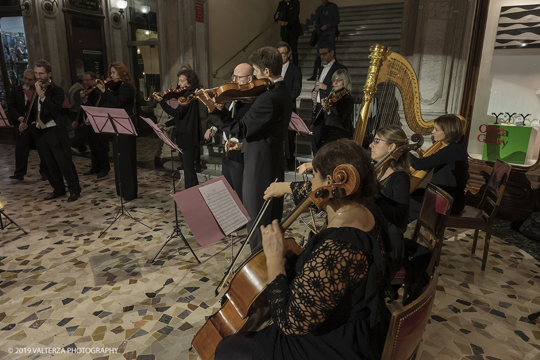 _DSF2983.jpg - 29/10/2019. Torino. Da oggi in libreria â€œUna grande storia del gusto a Torinoâ€� edito da Rizzoli. Un omaggio a Torino, alla grande tradizione di eccellenza cioccolatiera e dolciaria dell'azienda e del fermento culturale di cui Ã¨ sempre stato testimone il CaffÃ¨ Baratti & Milano di Piazza Castello e della Galleria Subalpina! Nella foto la Filarmonica del Teatro Regio di Torino suona per gli ospiti intervenuti alla festa.