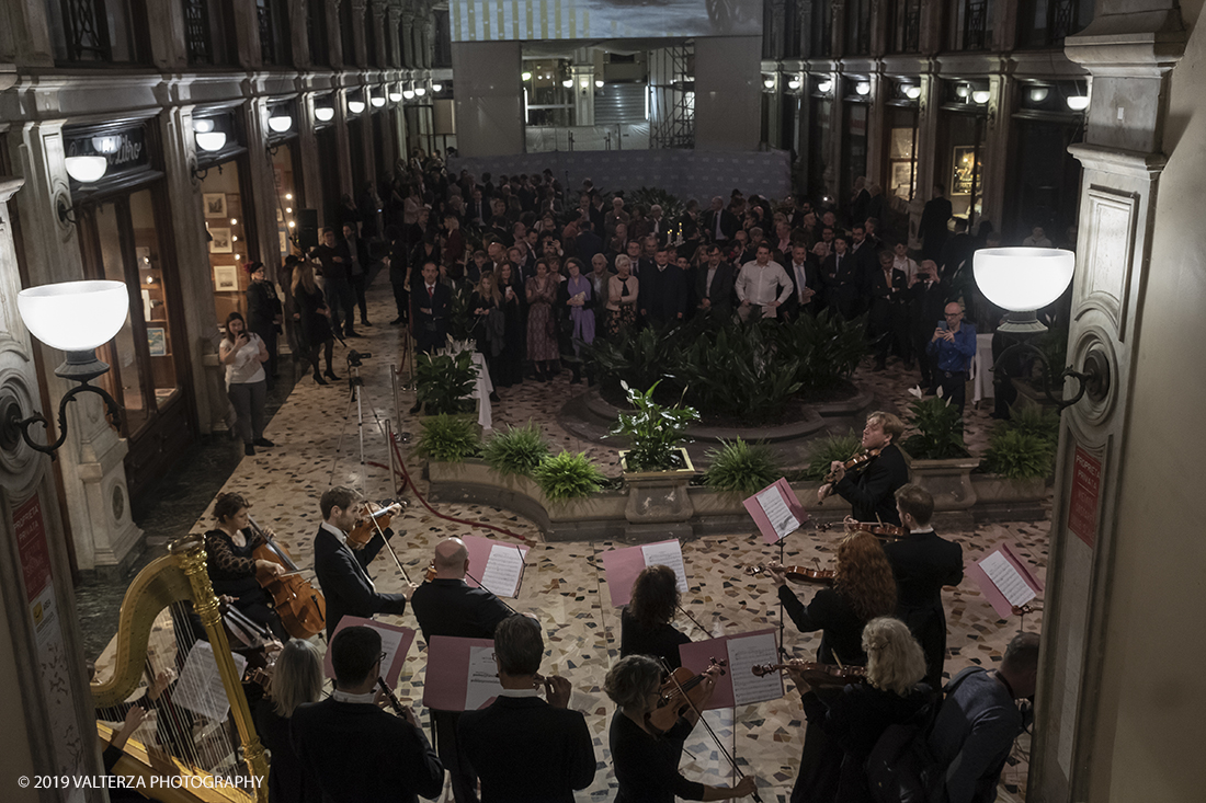 _DSF2984.jpg - 29/10/2019. Torino. Da oggi in libreria â€œUna grande storia del gusto a Torinoâ€� edito da Rizzoli. Un omaggio a Torino, alla grande tradizione di eccellenza cioccolatiera e dolciaria dell'azienda e del fermento culturale di cui Ã¨ sempre stato testimone il CaffÃ¨ Baratti & Milano di Piazza Castello e della Galleria Subalpina! Nella foto la Filarmonica del Teatro Regio di Torino suona per gli ospiti intervenuti alla festa.