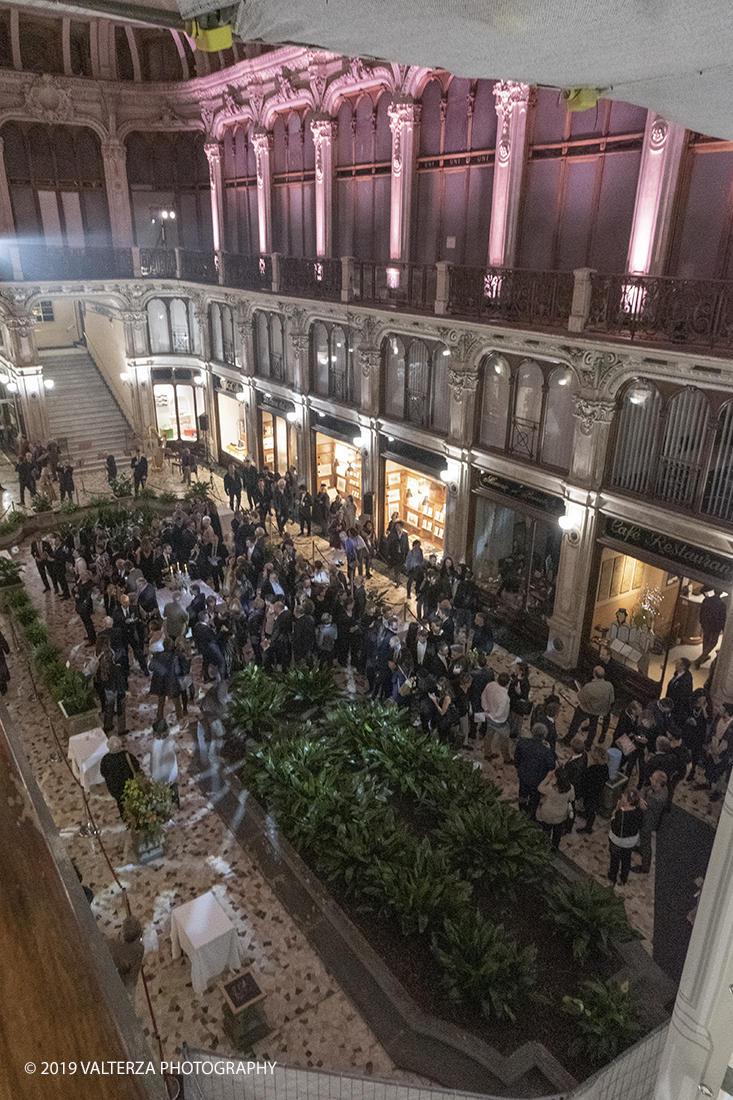 _DSF3003.jpg - 29/10/2019. Torino. Da oggi in libreria â€œUna grande storia del gusto a Torinoâ€� edito da Rizzoli. Un omaggio a Torino, alla grande tradizione di eccellenza cioccolatiera e dolciaria dell'azienda e del fermento culturale di cui Ã¨ sempre stato testimone il CaffÃ¨ Baratti & Milano di Piazza Castello e della Galleria Subalpina! Nella foto un momento della festa nella galleria Subalpina.