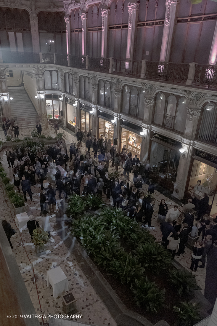 _DSF3005.jpg - 29/10/2019. Torino. Da oggi in libreria â€œUna grande storia del gusto a Torinoâ€� edito da Rizzoli. Un omaggio a Torino, alla grande tradizione di eccellenza cioccolatiera e dolciaria dell'azienda e del fermento culturale di cui Ã¨ sempre stato testimone il CaffÃ¨ Baratti & Milano di Piazza Castello e della Galleria Subalpina! Nella foto un momento della festa nella galleria Subalpina.