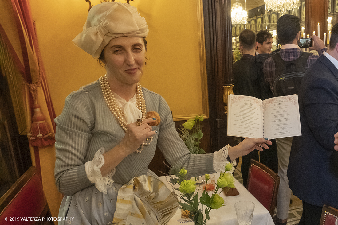 _DSF3033.jpg - 29/10/2019. Torino. Da oggi in libreria â€œUna grande storia del gusto a Torinoâ€� edito da Rizzoli. Un omaggio a Torino, alla grande tradizione di eccellenza cioccolatiera e dolciaria dell'azienda e del fermento culturale di cui Ã¨ sempre stato testimone il CaffÃ¨ Baratti & Milano di Piazza Castello e della Galleria Subalpina! Nella foto una reporter milanese in abito d'epoca, 1911