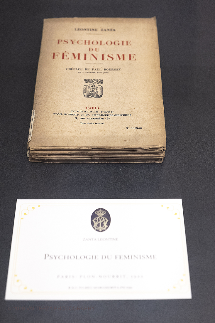 _DSF0088.jpg - 06/07/2019. Torino, attraverso un percorso tematico suddiviso in tre distinte sezioni sono messi in mostra i volumi piÃ¹ rappresentativi presenti presso la Biblioteca Nazionale Universitaria di Torino, che rappresentano una raccolta preziosa non solo per le legature pregiate, ma anche per la varietÃ  di argomenti in essa racchiusi.La mostra vuole anche raccontare la storia ed i gusti letterari di una regina che, a quasi cento anni dalla sua scomparsa, continua a esercitare quel fascino magnetico per cui fu coniato un vero e proprio neologismo: il margheritismo, da cui furono affascinati letterati italiani e stranieri. Nella foto volume sulla psicologia del femminismo.