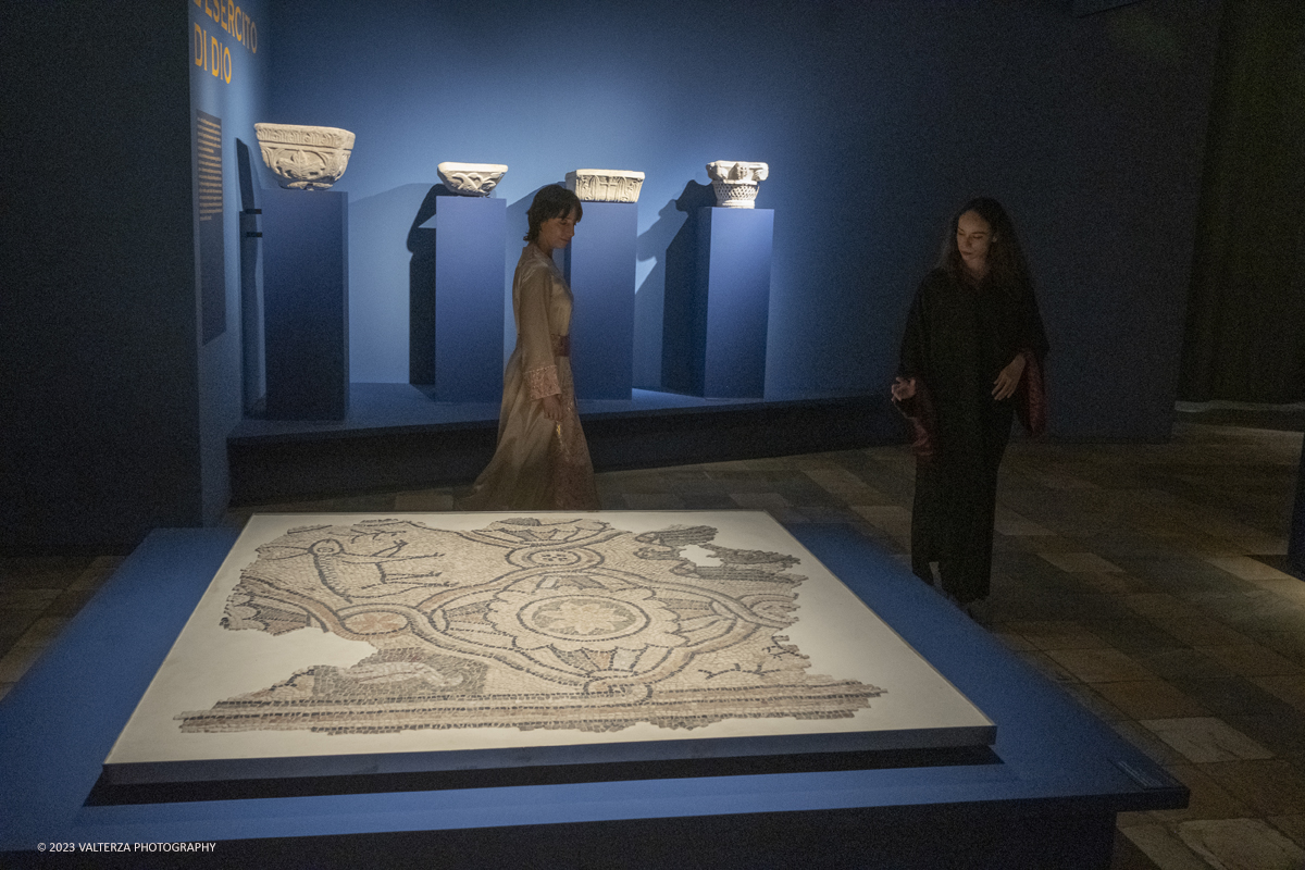 _DSF3078.jpg - 09/05/2023. Torino. In esposizzione dal 10 Maggio al 28 Agosto 2023 Oltre 350 opere - sculture, mosaici, affreschi, vasellami, sigilli e monete, straordinari manufatti in ceramica, smalti, oggetti dâ€™argento, preziose gemme e oreficerie, pregevoli elementi architettonici. Nella foto in visita al Museo