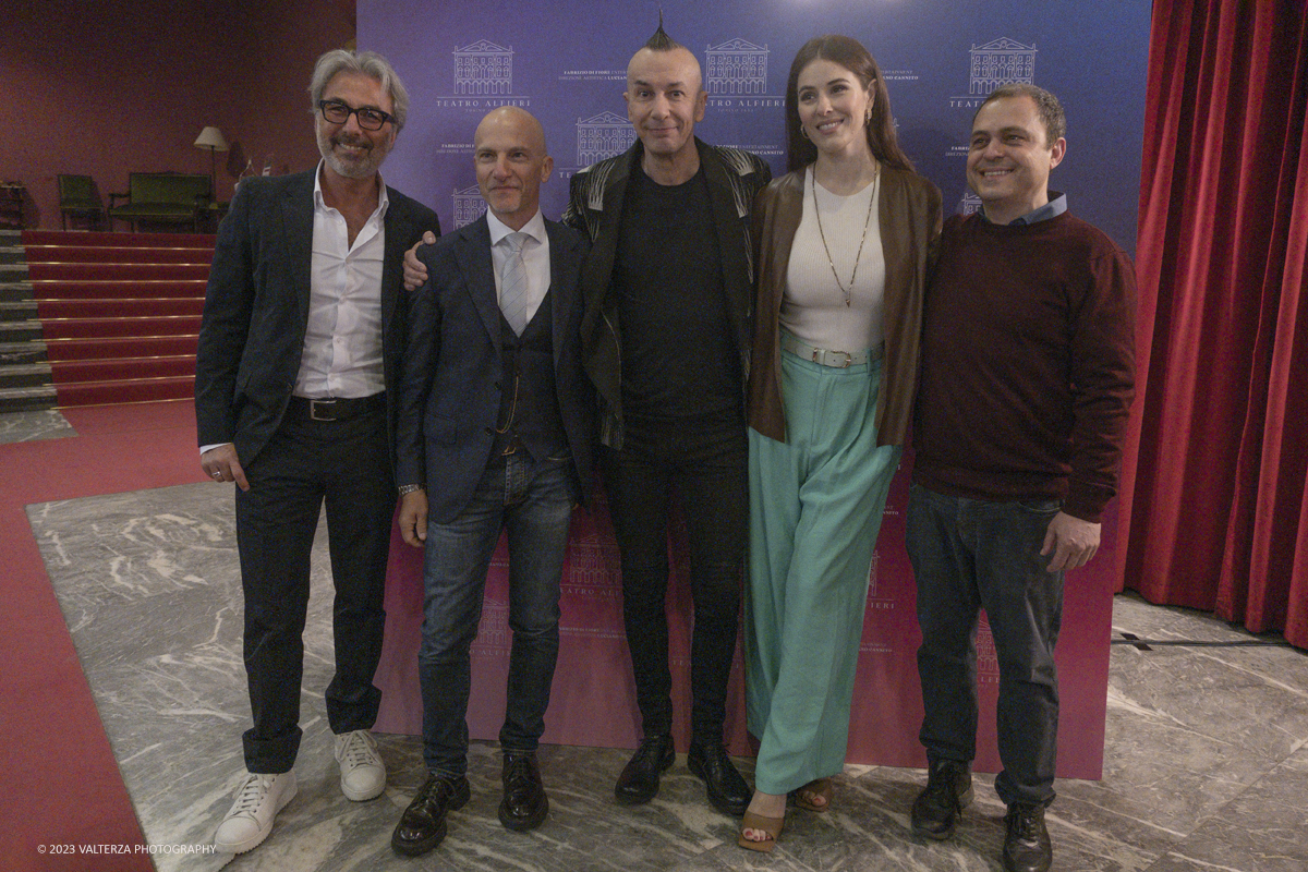 _DSF3070.jpg - 03/05/2923. Torino. La nuova direzione del Teatro Alfieri ha scelto di partire con il botto per presentare la nuova stagione, e lo fÃ  con il cast Arturo Brachetti e Diana del Bufalo. Nella foto i relatori della conferenza stampa di presentazione: Arturo Brachetti protagonista narratore, e regista, Diana Del Bufalo la protagonista Sally Bowles, Fabrizio Di Fiore titolare della Fabrizio Di Fiore Entertainment, nuova proprietÃ  dei teatri Alfieri e Gioiello; Luciano Cannito regista, Giovanni Maria Lori direttore musicale