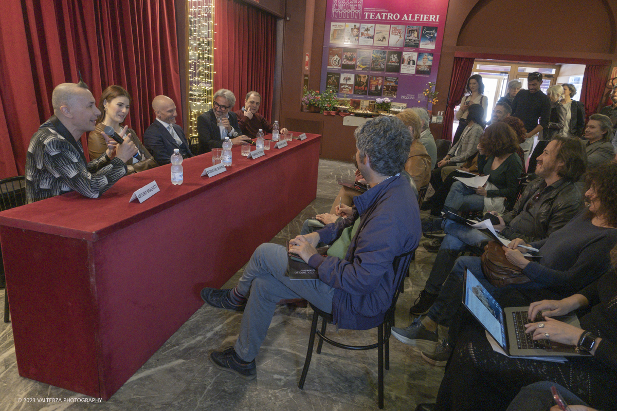 _DSF3352.jpg - 03/05/2923. Torino. La nuova direzione del Teatro Alfieri ha scelto di partire con il botto per presentare la nuova stagione, e lo fÃ  con il cast Arturo Brachetti e Diana del Bufalo. Nella foto un momento della conferenza stampa.