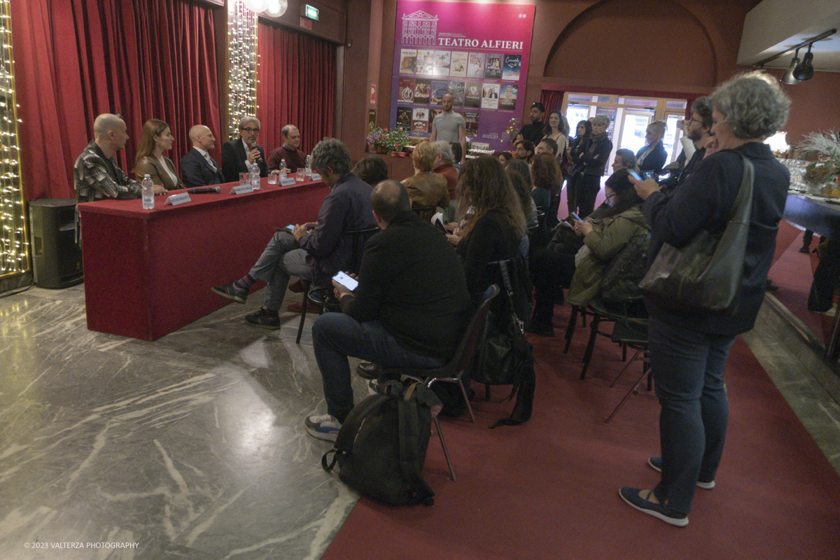 _DSF3555.jpg - 03/05/2923. Torino. La nuova direzione del Teatro Alfieri ha scelto di partire con il botto per presentare la nuova stagione, e lo fÃ  con il cast Arturo Brachetti e Diana del Bufalo. Nella foto un momento della conferenza stampa.