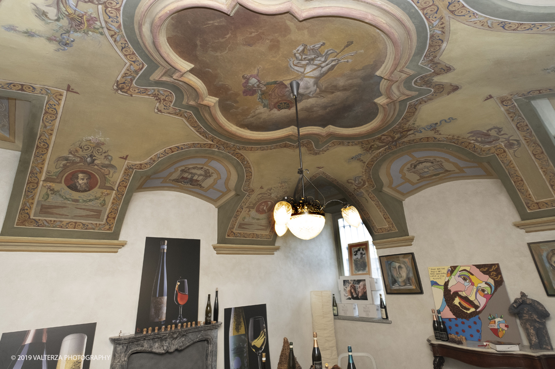 _DSF3221.jpg - 04/11/2019. Romano Canavese. Le cantine Gnavi presentano, nel fascinoso ristorante Liberty Le Jardin Fleuri,il nuovo Vermouth creato con base di Vino Erbaluce di Caluso il nuovo Vermouth "" Don Guglielmo" Nella foto, fattoria Gnavi, il salone di ricevimento di clienti e visitatori dove l'affresco sul soffitto ricorda l'aativitÃ  originaale degli Gnavi come "carradori"