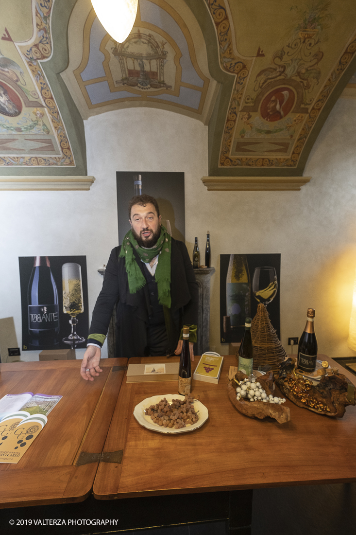 _DSF3237.jpg - 04/11/2019. Romano Canavese. Le cantine Gnavi presentano, nel fascinoso ristorante Liberty Le Jardin Fleuri,il nuovo Vermouth creato con base di Vino Erbaluce di Caluso il nuovo Vermouth "" Don Guglielmo" Nella foto Giorgio Gnavi illustra ai rappresentanti dei media intervenuti i processi di lavorazione delle Cantine Gnavi.