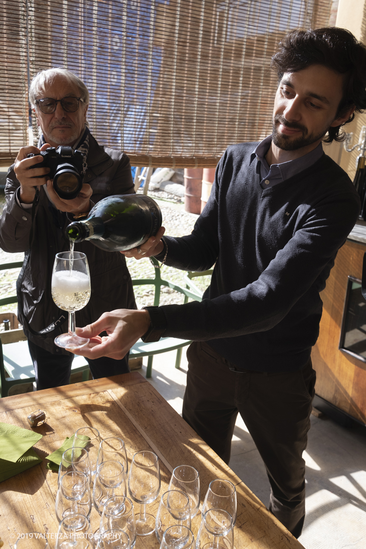 _DSF3333.jpg - 04/11/2019. Romano Canavese. Le cantine Gnavi presentano, nel fascinoso ristorante Liberty Le Jardin Fleuri,il nuovo Vermouth creato con base di Vino Erbaluce di Caluso il nuovo Vermouth "" Don Guglielmo" Nella foto in preparazione del "tasting" del nuovo vermouth una sessione di wine tasting in cascina.