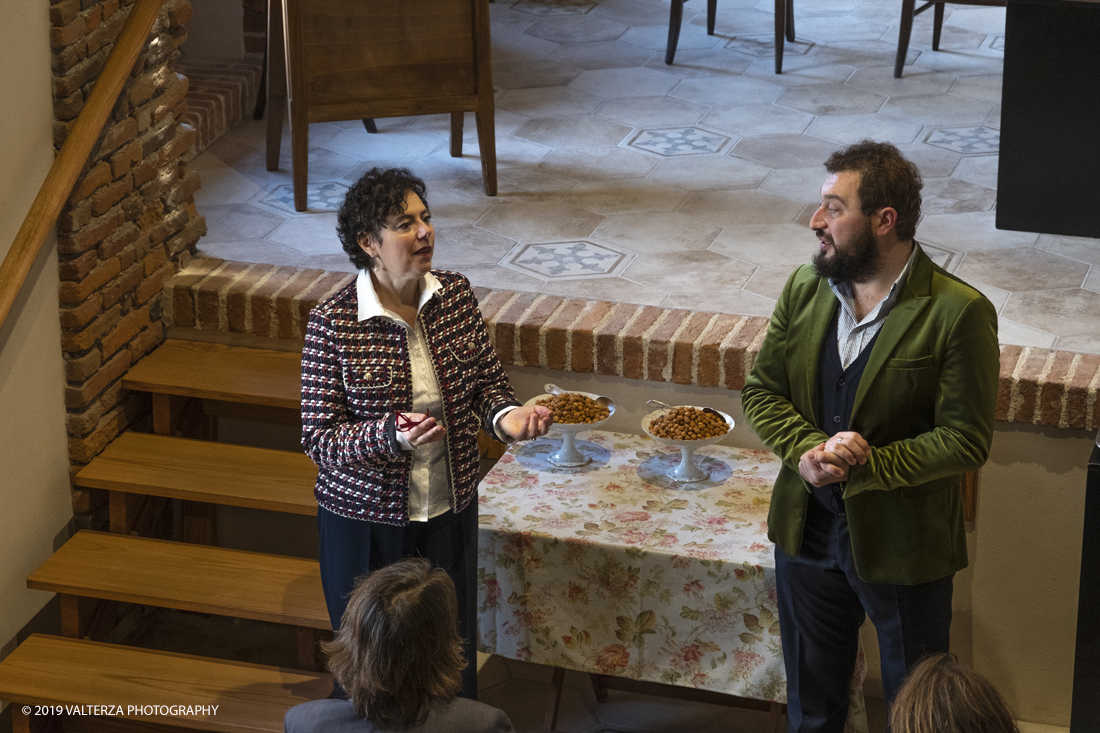 _DSF3412.jpg - 04/11/2019. Romano Canavese. Le cantine Gnavi presentano, nel fascinoso ristorante Liberty Le Jardin Fleuri,il nuovo Vermouth creato con base di Vino Erbaluce di Caluso il nuovo Vermouth "" Don Guglielmo" Nella foto un momento della presentazione del nuovo vermouth "Don Gugliemo", l'intervento della signora Cristina Ariagno titolare del Ristorante.