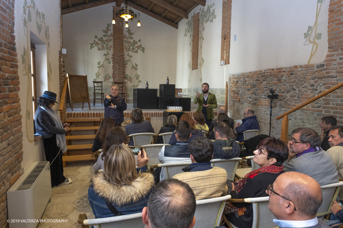 _DSF3460.jpg - 04/11/2019. Romano Canavese. Le cantine Gnavi presentano, nel fascinoso ristorante Liberty Le Jardin Fleuri,il nuovo Vermouth creato con base di Vino Erbaluce di Caluso il nuovo Vermouth "" Don Guglielmo" Nella foto un momento della presentazione del nuovo vermouth "Don Gugliemo"