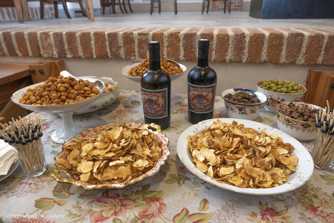 _DSF3466.jpg - 04/11/2019. Romano Canavese. Le cantine Gnavi presentano, nel fascinoso ristorante Liberty Le Jardin Fleuri,il nuovo Vermouth creato con base di Vino Erbaluce di Caluso il nuovo Vermouth "" Don Guglielmo" Nella foto il buffet dell'aperitivo studiato in accoppiamento al nuovo prodotto.