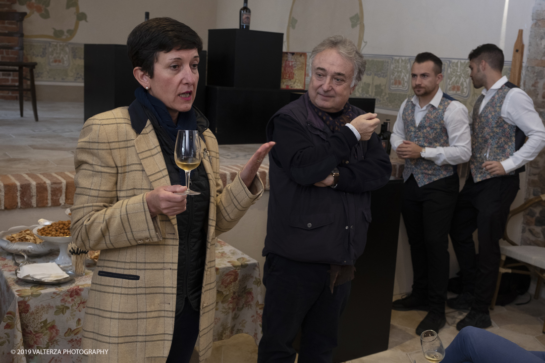 _DSF3496.jpg - 04/11/2019. Romano Canavese. Le cantine Gnavi presentano, nel fascinoso ristorante Liberty Le Jardin Fleuri,il nuovo Vermouth creato con base di Vino Erbaluce di Caluso il nuovo Vermouth "" Don Guglielmo" Nella foto l'intervento di Caterina Andorno. Presidente del consorzio di tutela dei vini del Canavese.