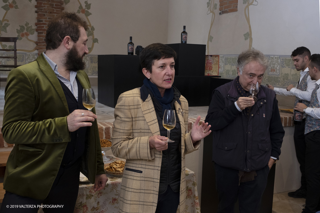 _DSF3498.jpg - 04/11/2019. Romano Canavese. Le cantine Gnavi presentano, nel fascinoso ristorante Liberty Le Jardin Fleuri,il nuovo Vermouth creato con base di Vino Erbaluce di Caluso il nuovo Vermouth "" Don Guglielmo" Nella foto il mpomento del tasting da parte di Giorgio Gnavi, Caterina Andorno e Alessandro Felis.