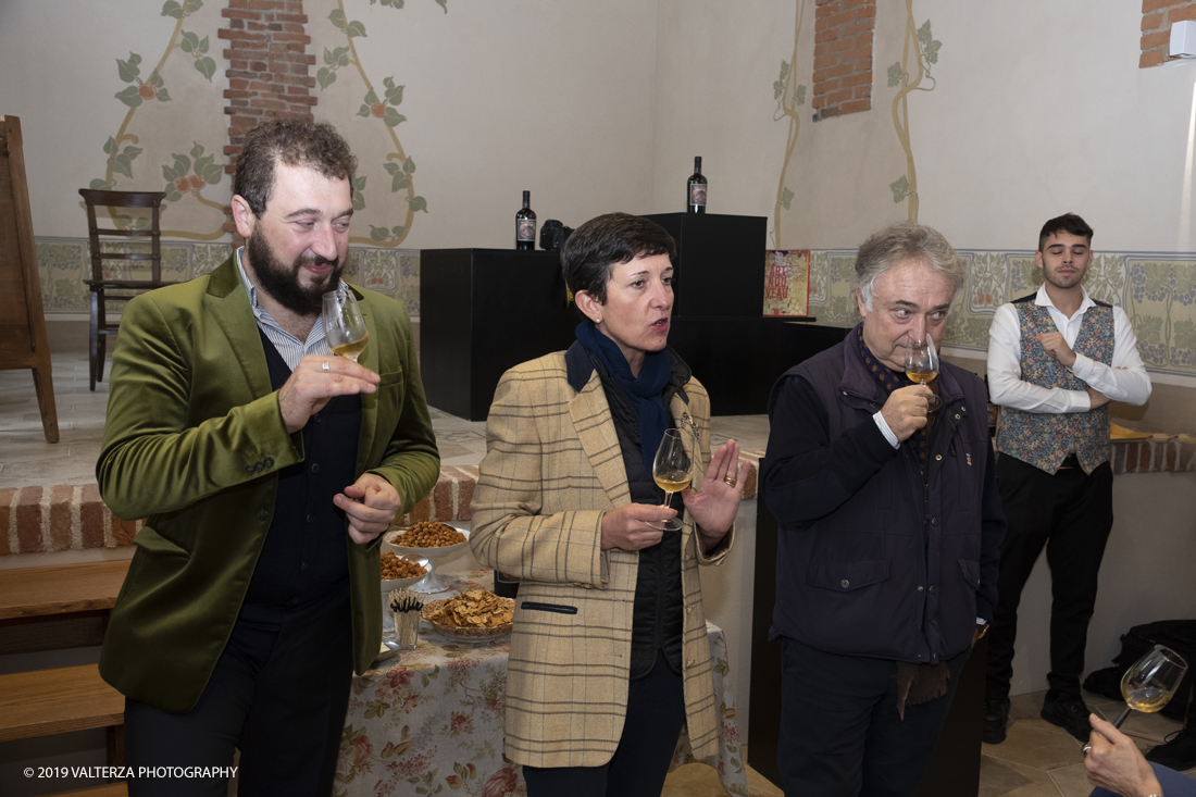 _DSF3515.jpg - 04/11/2019. Romano Canavese. Le cantine Gnavi presentano, nel fascinoso ristorante Liberty Le Jardin Fleuri,il nuovo Vermouth creato con base di Vino Erbaluce di Caluso il nuovo Vermouth "" Don Guglielmo" Nella foto il mpomento del tasting da parte di Giorgio Gnavi, Caterina Andorno e Alessandro Felis.