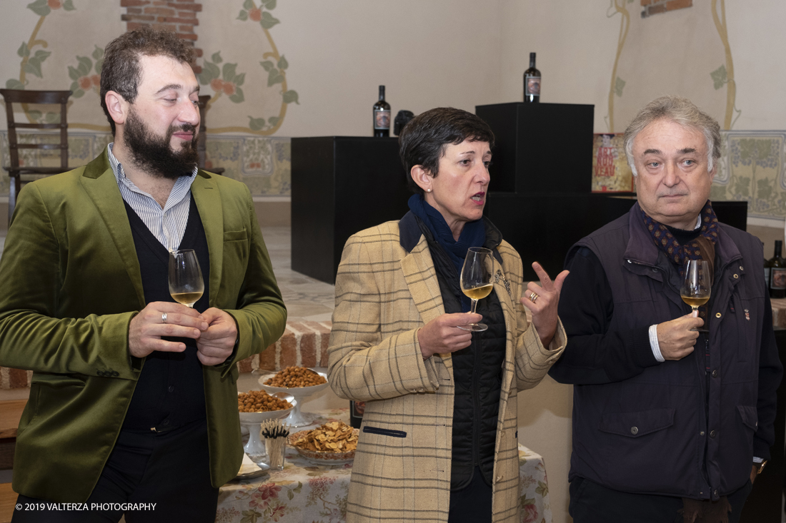 _DSF3520.jpg - 04/11/2019. Romano Canavese. Le cantine Gnavi presentano, nel fascinoso ristorante Liberty Le Jardin Fleuri,il nuovo Vermouth creato con base di Vino Erbaluce di Caluso il nuovo Vermouth "" Don Guglielmo" Nella foto il mpomento del tasting da parte di Giorgio Gnavi, Caterina Andorno e Alessandro Felis.