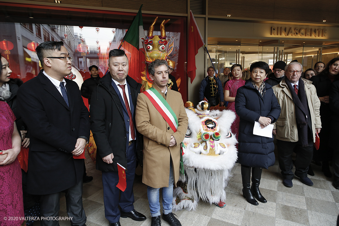 _X9B0478.jpg - 24/01/2020. Torino. Torino festeggia il Capodanno Cinese. Le 10 associazioni che riuniscono la comunitÃ  cinese di Torino hanno organizzato dal 24 al 26 gennaio un ricco programma di appuntamenti ed eventi per celebrare la festa piÃ¹ importante nel paese del Dragone. Nella foto cerimonia di apertura dei festeggiameni presenti i rappresentanti delle associacioni cinesi, l'ambasciatore cinese Wang Huijuan e l'assessore Marco Giusta