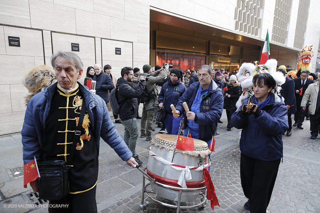 _X9B0577.jpg - 24/01/2020. Torino. Torino festeggia il Capodanno Cinese. Le 10 associazioni che riuniscono la comunitÃ  cinese di Torino hanno organizzato dal 24 al 26 gennaio un ricco programma di appuntamenti ed eventi per celebrare la festa piÃ¹ importante nel paese del Dragone. Nella foto la parata di apertura del capodanno cinese e danza beneaugurale del drago e del leone.