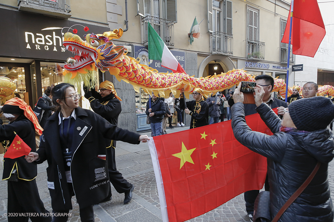 _X9B0603.jpg - 24/01/2020. Torino. Torino festeggia il Capodanno Cinese. Le 10 associazioni che riuniscono la comunitÃ  cinese di Torino hanno organizzato dal 24 al 26 gennaio un ricco programma di appuntamenti ed eventi per celebrare la festa piÃ¹ importante nel paese del Dragone. Nella foto la parata di apertura del capodanno cinese e danza beneaugurale del drago e del leone.