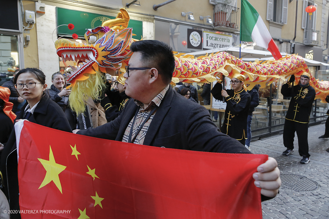 _X9B0629.jpg - 24/01/2020. Torino. Torino festeggia il Capodanno Cinese. Le 10 associazioni che riuniscono la comunitÃ  cinese di Torino hanno organizzato dal 24 al 26 gennaio un ricco programma di appuntamenti ed eventi per celebrare la festa piÃ¹ importante nel paese del Dragone. Nella foto la parata di apertura del capodanno cinese e danza beneaugurale del drago e del leone.