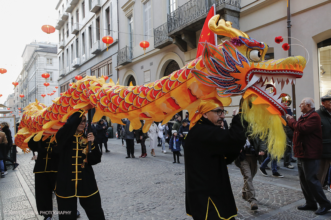 _X9B0642.jpg - 24/01/2020. Torino. Torino festeggia il Capodanno Cinese. Le 10 associazioni che riuniscono la comunitÃ  cinese di Torino hanno organizzato dal 24 al 26 gennaio un ricco programma di appuntamenti ed eventi per celebrare la festa piÃ¹ importante nel paese del Dragone. Nella foto la parata di apertura del capodanno cinese e danza beneaugurale del drago e del leone.