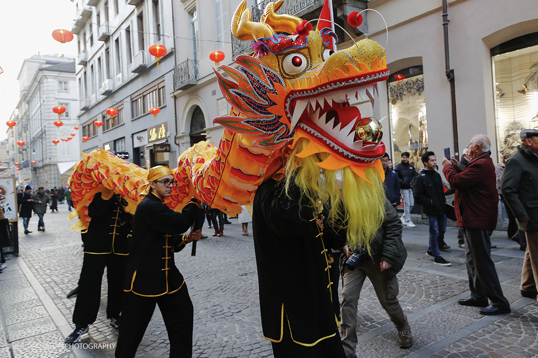 _X9B0643.jpg - 24/01/2020. Torino. Torino festeggia il Capodanno Cinese. Le 10 associazioni che riuniscono la comunitÃ  cinese di Torino hanno organizzato dal 24 al 26 gennaio un ricco programma di appuntamenti ed eventi per celebrare la festa piÃ¹ importante nel paese del Dragone. Nella foto la parata di apertura del capodanno cinese e danza beneaugurale del drago e del leone.